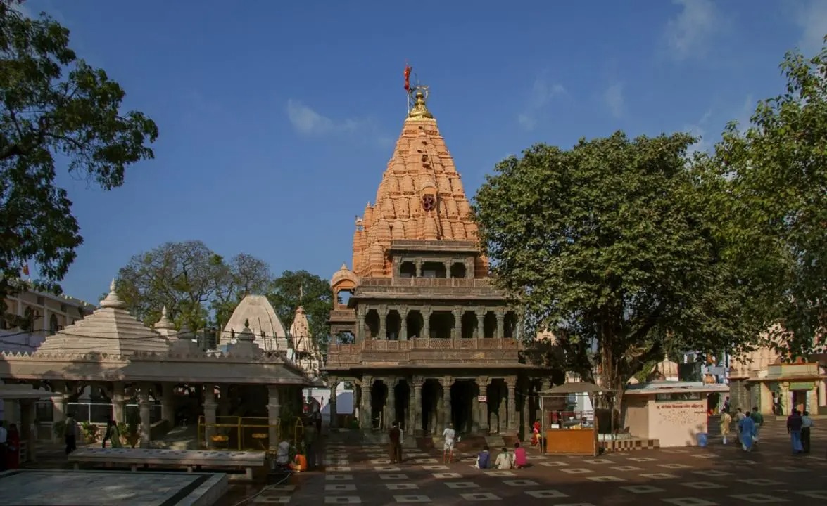 'You will not be allowed to enter the sanctum sanctorum of Mahakaleshwar temple without these clothes, dress code will be enforced.'